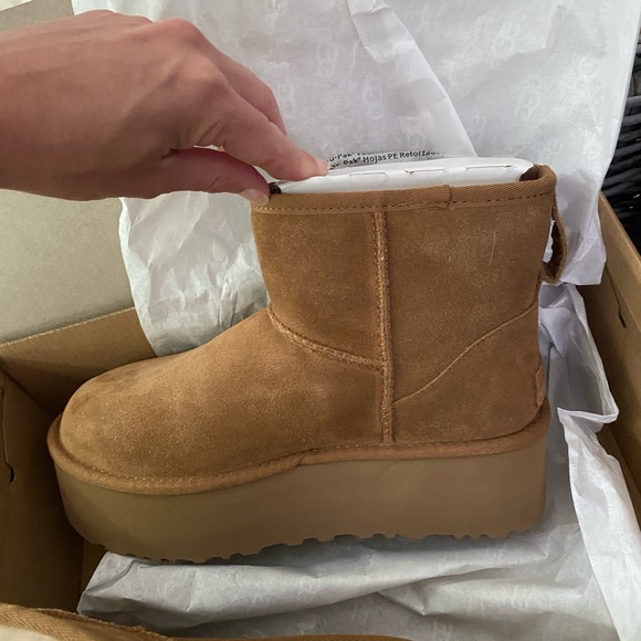 UGG mini women boots - Picture 1 of 5